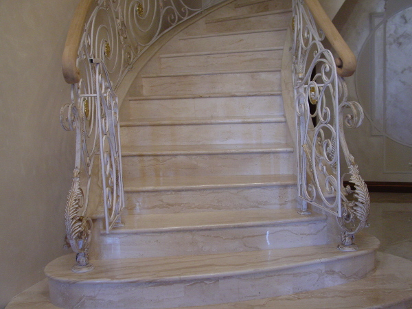 Лестница из мрамора винтовая от компании «ИНТЕРГРАН» | Изготовление лестниц из натурального камня