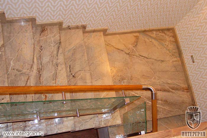 Лестница из мраморных ступеней от компании «ИНТЕРГРАН» | Изготовление лестниц из натурального камня