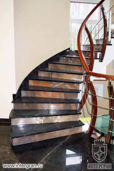 Лестница из чёрного и коричневого мрамора от компании «ИНТЕРГРАН» | Изготовление лестниц из натурального камня