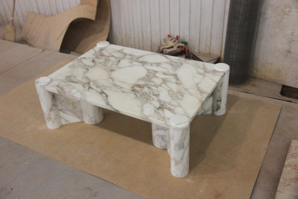 Cтол из итальянского мрамора от компании «ИНТЕРГРАН» | Изготовление столов из натурального камня