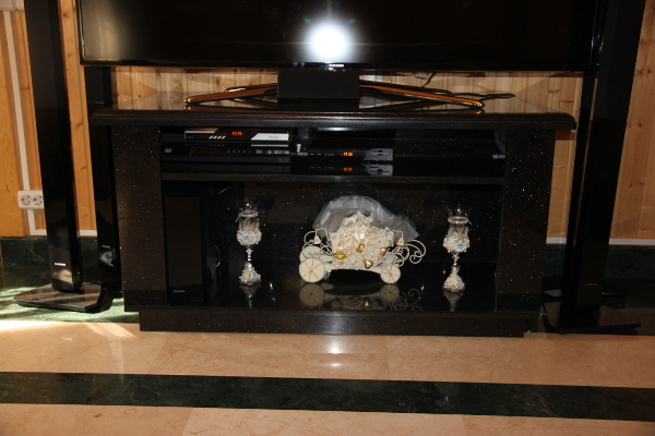 Подставка под телевизор из гранита от компании «ИНТЕРГРАН» | Изготовление столов из натурального камня
