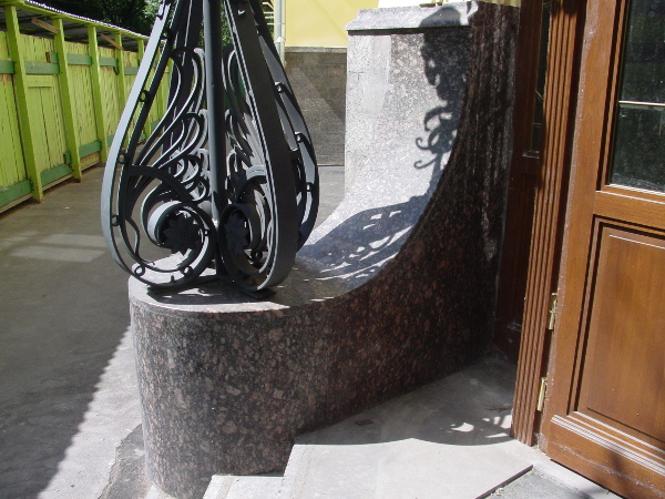 Крыльцо из серого гранита от компании «ИНТЕРГРАН» | Изготовление лестниц из натурального камня