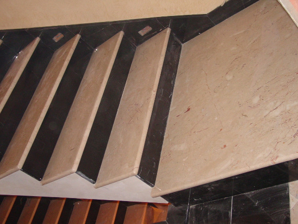 Лестница из бежевого и черного мрамора от компании «ИНТЕРГРАН» | Изготовление лестниц из натурального камня