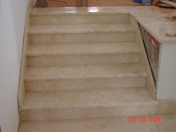Лестница из кремового мрамора от компании «ИНТЕРГРАН» | Изготовление лестниц из натурального камня