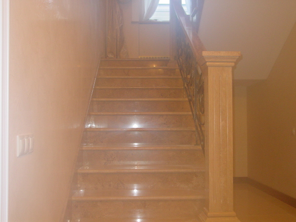 Лестница из травертина от компании «ИНТЕРГРАН» | Изготовление лестниц из натурального камня