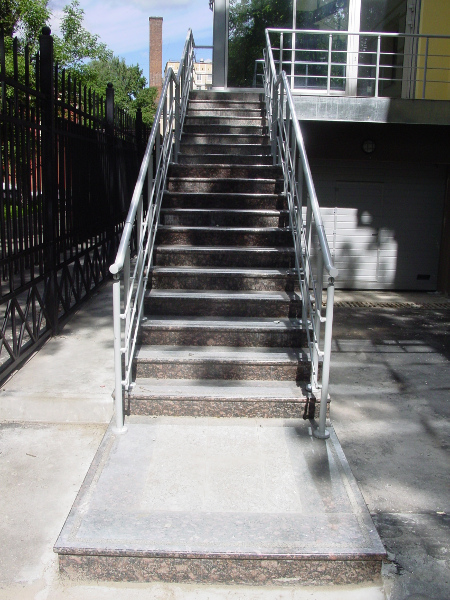 Уличная лестница из гранита от компании «ИНТЕРГРАН» | Изготовление лестниц из натурального камня
