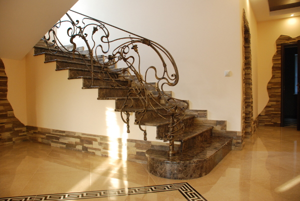 Лестница из имперадор дак с ковкой от компании «ИНТЕРГРАН» | Изготовление лестниц из натурального камня